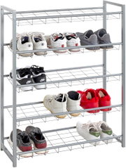 Metall-Schuhregal in Silber mit vier Gitterablagen, bestückt mit mehreren Paar Sneakers, schräg von vorne links fotografiert