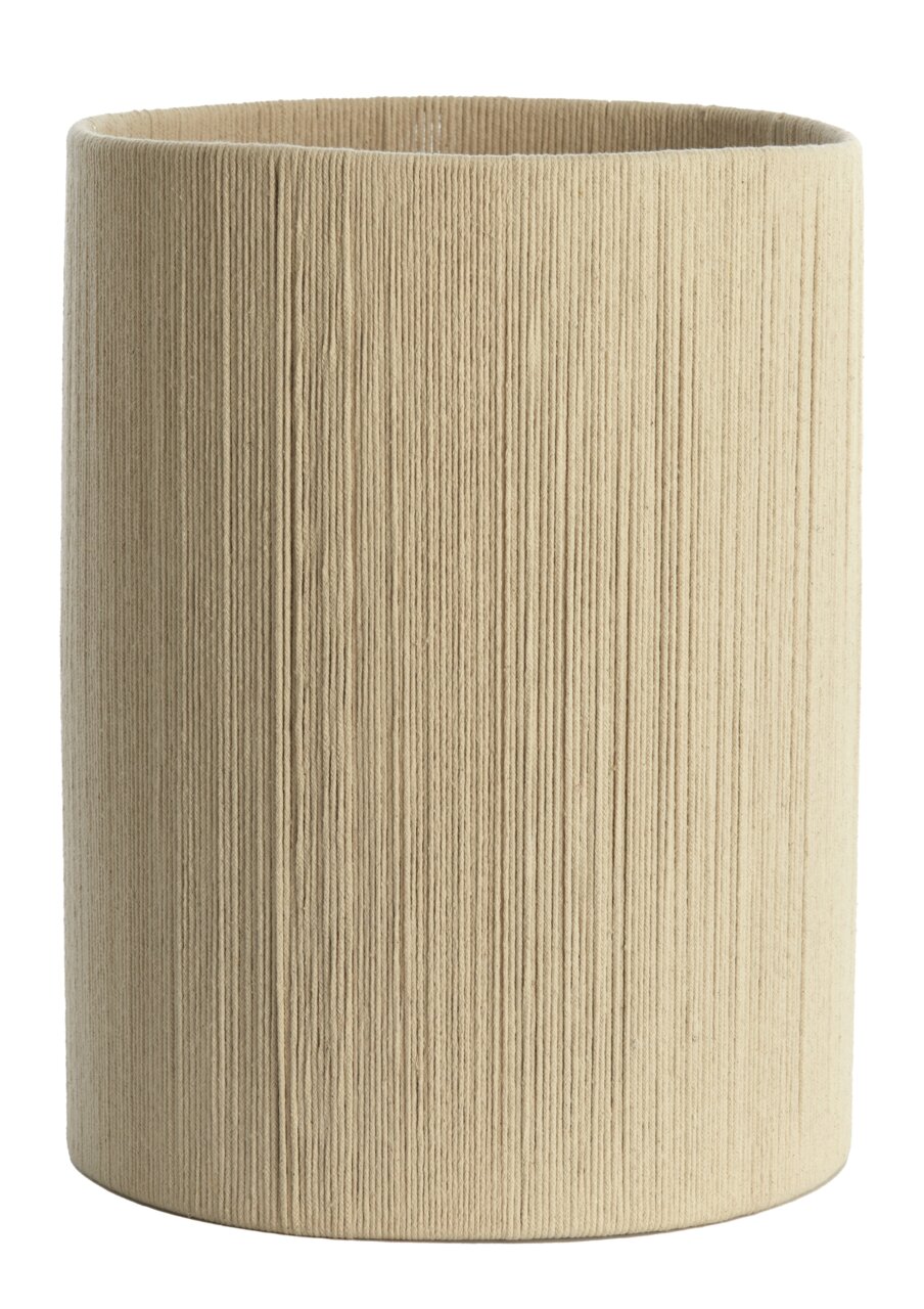 Zylindrischer, beige Lampenschirm mit texturierter Oberfläche, frontal fotografiert.