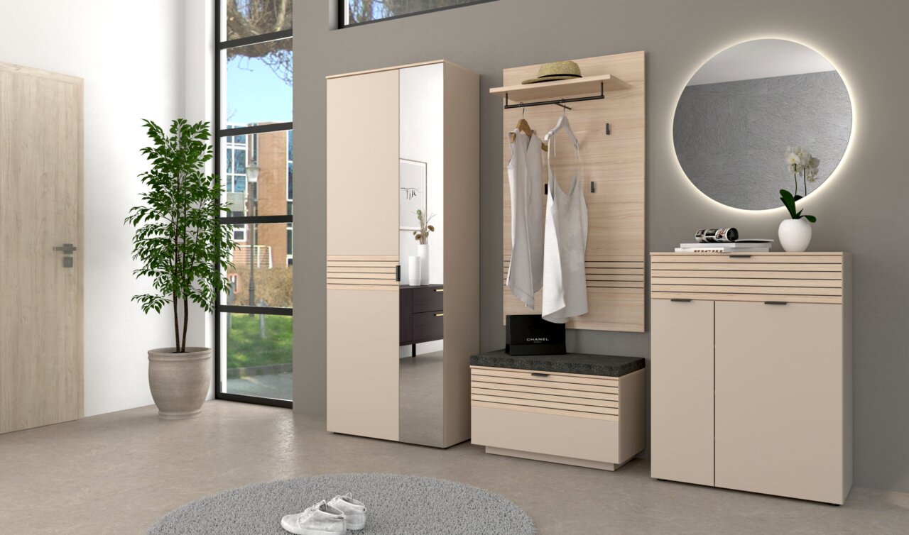 Moderne Garderobeneinrichtung mit Spiegel, Schrank und Schuhschrank in einem hellen Raum, seitliche Perspektive.