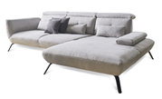 Graues Ecksofa mit verstellbaren Kopfstützen und schwarzen Metallfüßen, seitliche Perspektive