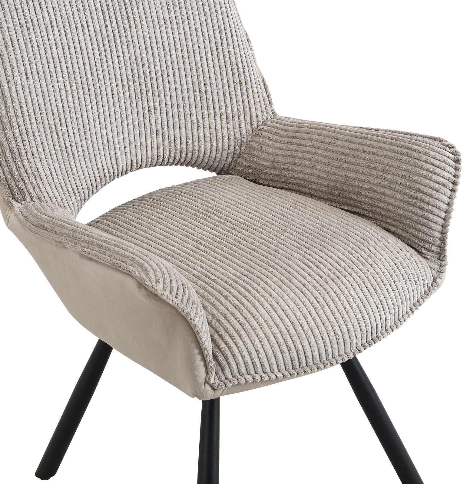 Nahaufnahme eines Armlehnstuhls mit geripptem Stoffbezug in Beige und schwarzen Metallbeinen, seitliche Perspektive