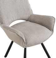 Nahaufnahme eines Armlehnstuhls mit geripptem Stoffbezug in Beige und schwarzen Metallbeinen, seitliche Perspektive