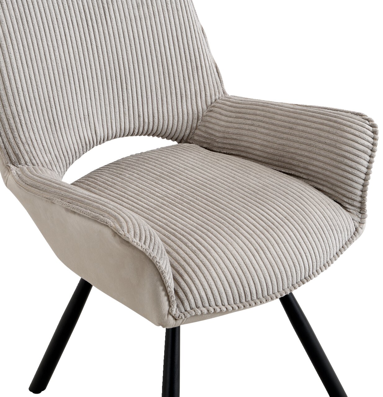 Nahaufnahme eines Armlehnstuhls mit geripptem Stoffbezug in Beige und schwarzen Metallbeinen, seitliche Perspektive