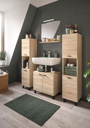 Moderne Badkombination aus Holz mit Waschbecken, Spiegel und Stauraum, seitliche Perspektive