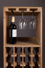 Weinregal aus Holz mit Platz für Flaschen und hängende Gläser, Frontalansicht