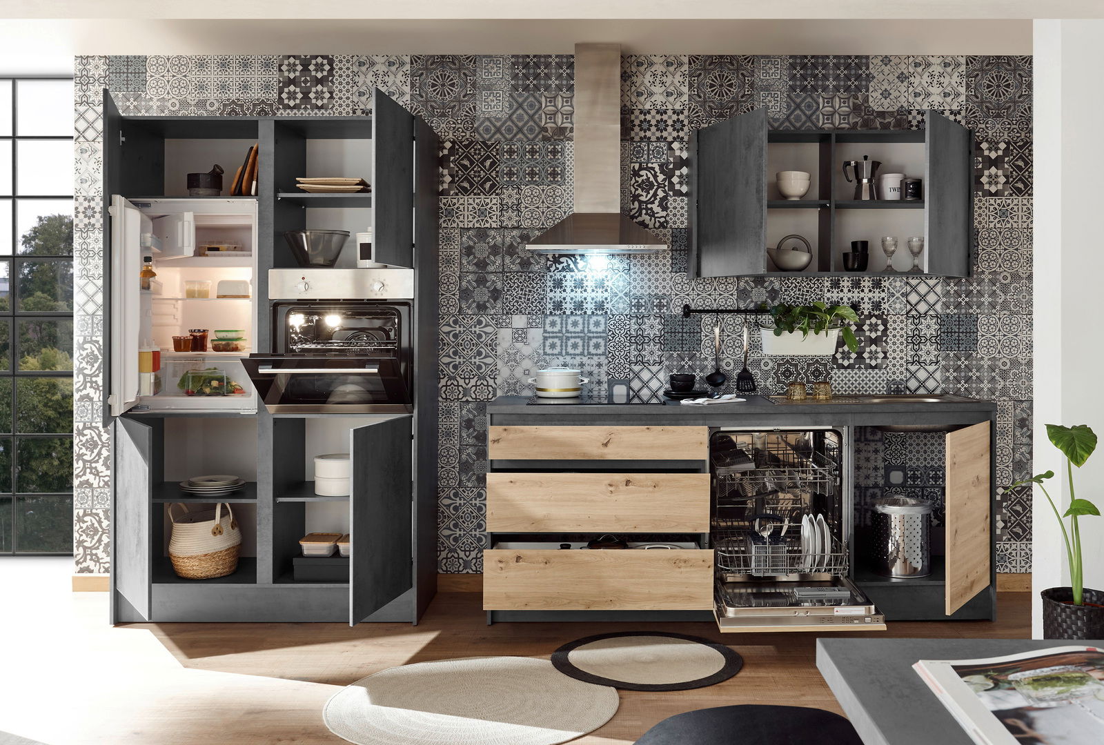 Moderne Küchenzeile mit offenen Schränken, Kühlschrank, Backofen und Geschirrspüler, frontal betrachtet.