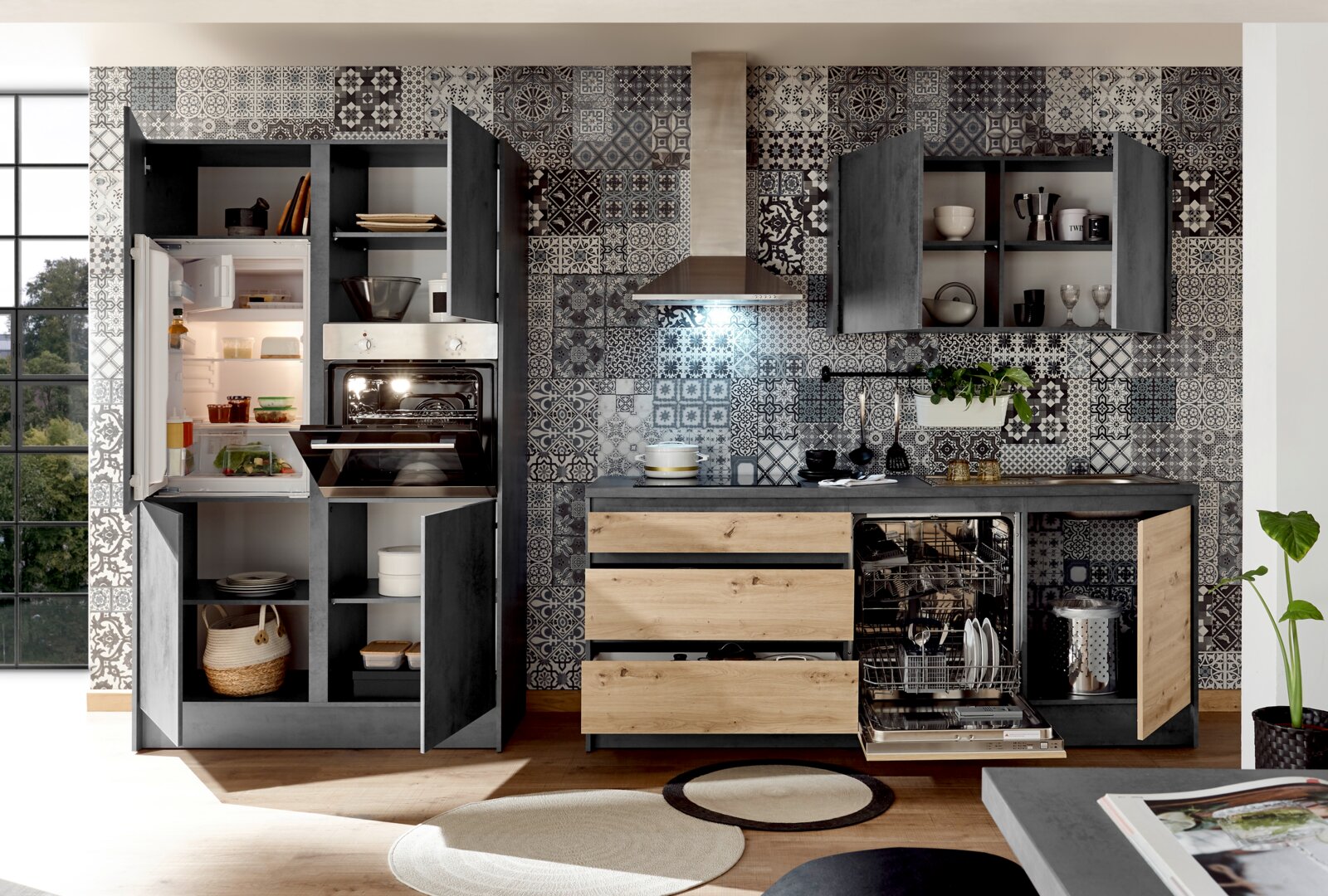 Moderne Küchenzeile mit offenen Schränken, Kühlschrank, Backofen und Geschirrspüler, frontal betrachtet.