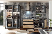 Moderne Küchenzeile mit offenen Schränken, Kühlschrank, Backofen und Geschirrspüler, frontal betrachtet.