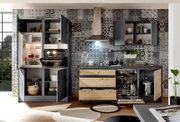 Moderne Küchenzeile mit offenen Schränken, Kühlschrank, Backofen und Geschirrspüler, frontal betrachtet.
