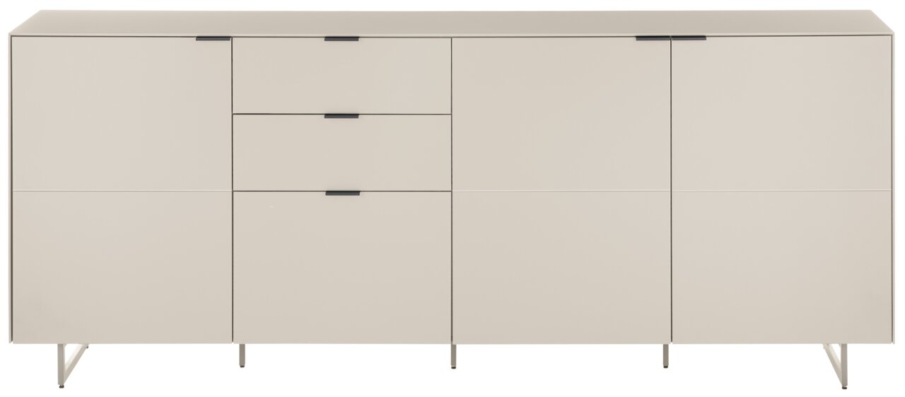 Minimalistisch dressoir in beige met vier deuren en twee lades in het midden, zwarte handgrepen en slanke metalen poten, vooraanzicht.