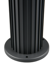 Nahaufnahme der Basis einer schwarzen Außen-Sockelleuchte mit geriffeltem Design.