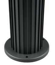 Nahaufnahme der Basis einer schwarzen Außen-Sockelleuchte mit geriffeltem Design.