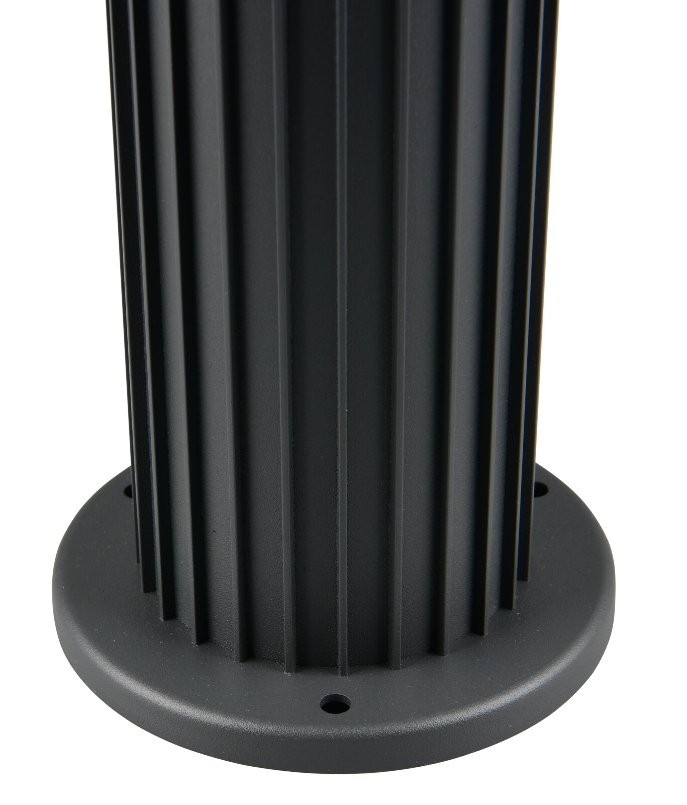 Close-up van de voet van een zwarte buitenplintlamp met geribbeld ontwerp.