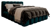 Een gestoffeerd bed in zijaanzicht met een donkergroen, doorgestikt hoofdeinde en luxe beddengoed in beige en donkerbruin.