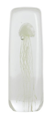 Glasornament mit einer eingearbeiteten Qualle, frontal betrachtet.