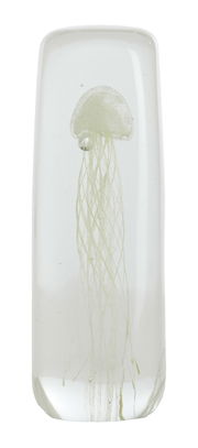 Glasornament mit einer eingearbeiteten Qualle, frontal betrachtet.