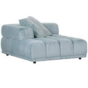 Großes, modernes Big-Sofa in hellblauem Stoff mit Kissen, seitliche Perspektive