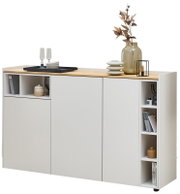 Modern wit dressoir met houtkleurig bovenblad, greeploze deuren en open zijvakken, decoratief ingericht en schuin van voren bekeken.