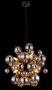 Moderne Hängeleuchte mit mehreren kugelförmigen Glaselementen, die von oben betrachtet werden.