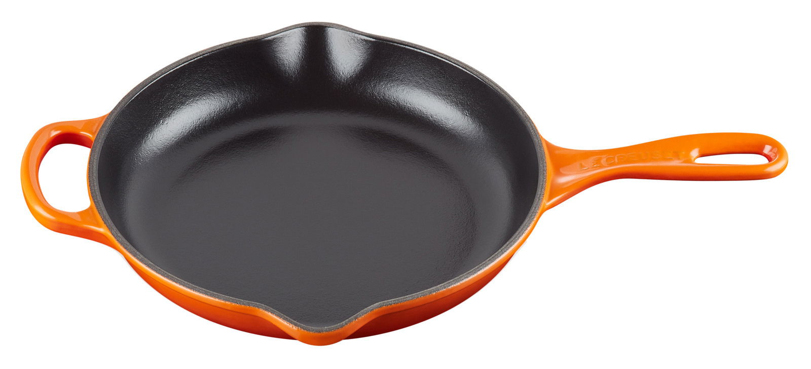 Orangefarbene Brat- und Servierpfanne aus Gusseisen mit zwei Griffen, seitliche Perspektive.