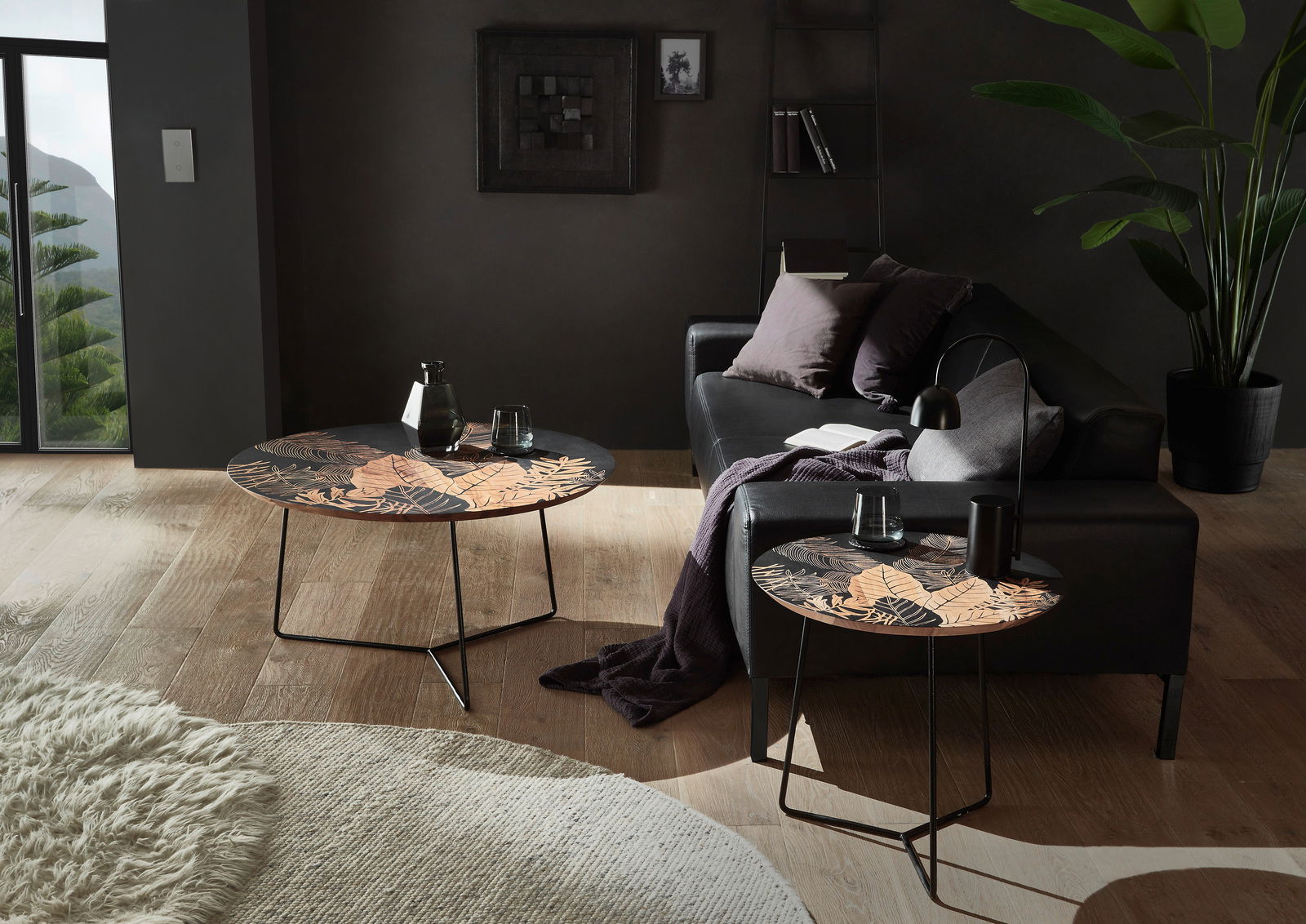 Zwei Beistelltische mit floralem Muster in einem modernen Wohnzimmer, seitliche Perspektive.