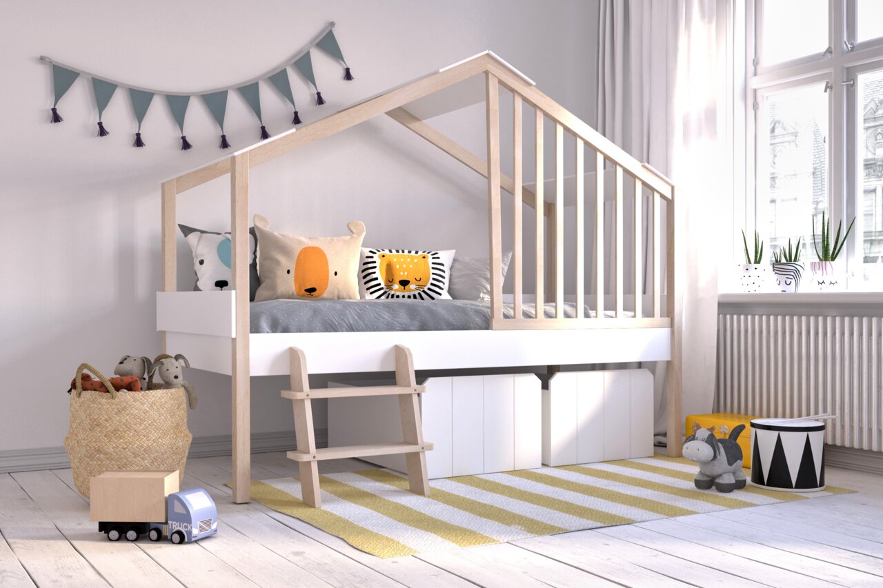 Kinderzimmer mit einem Hausbett aus Holz, dekoriert mit Kissen und Spielzeug, seitliche Perspektive