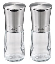 Zwei Gewürzmühlen aus Edelstahl und Glas, frontal abgebildet.