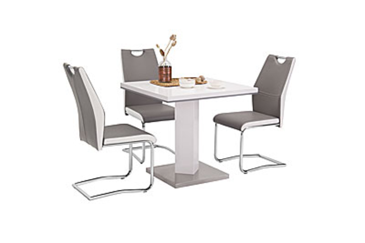 Moderner Esstisch mit vier grauen Stühlen, seitliche Perspektive