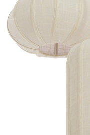 Close-up van een hanglamp met een beige stoffen kap, gezien vanaf de zijkant