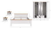 Bemaßte Produktgrafik eines Schlafzimmermöbel-Sets: weißes Bettgestell mit Holzoptik-Absetzungen und zwei Nachttische sowie dreitüriger Kleiderschrank mit Schublade, Frontansicht (Schrank teils geöffnet) auf weißem Hintergrund.