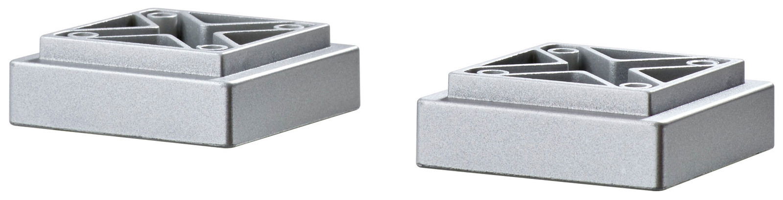 Zwei silberne, quadratische Füße aus Metall, perspektivisch von der Seite fotografiert.