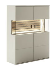 Modernes Highboard in hellem Design mit Holz- und Glaselementen, seitliche Perspektive