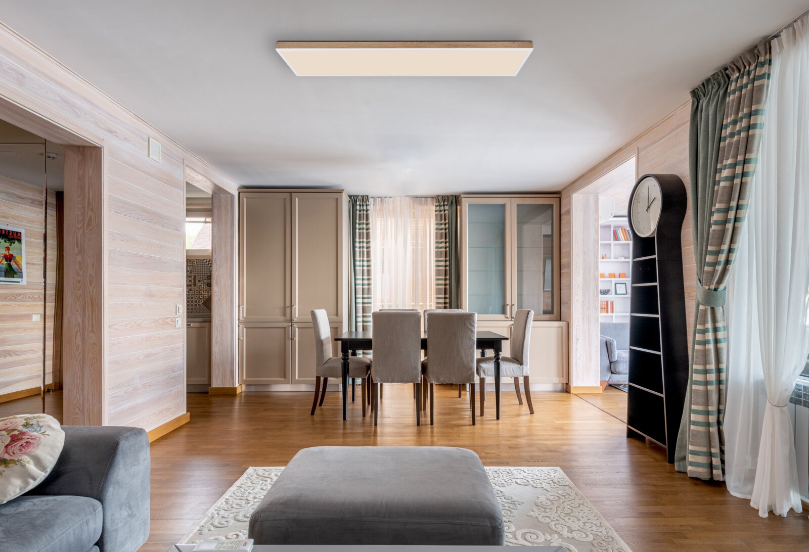 Moderne Deckenleuchte in einem stilvoll eingerichteten Wohnzimmer, aus der Perspektive des Wohnbereichs betrachtet.