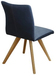 Moderner Stuhl mit dunkelblauer Rückenlehne und Sitzfläche, sowie hellen Holzbeinen, seitliche Perspektive