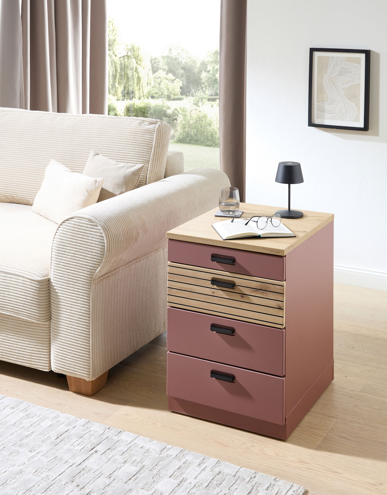 Rollcontainer mit drei Schubladen in einem modernen Wohnzimmer, seitliche Perspektive