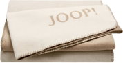 Stapel aus drei gefalteten, zweifarbigen Wohndecken in Beige und Creme mit Zierstichkante, obere Decke mit „JOOP!“ Schriftzug, fotografiert in schräger Draufsicht