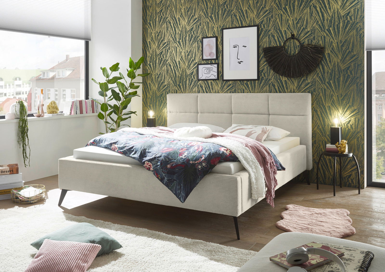 Modernes Polsterbett in einem stilvoll eingerichteten Schlafzimmer, seitliche Perspektive