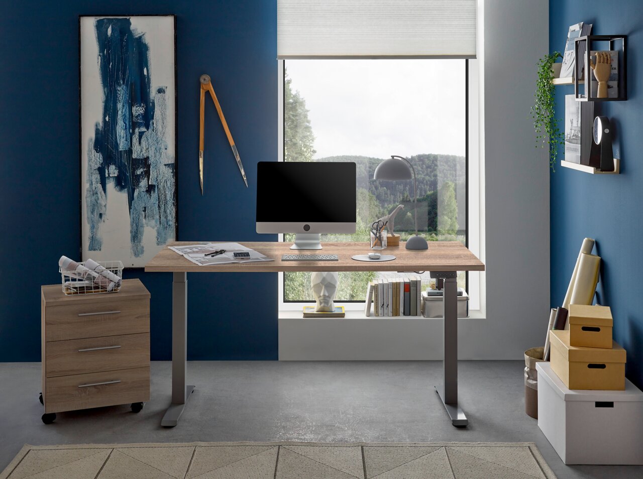 Moderner E-Schreibtisch in einem stilvollen Büro mit Blick auf die Natur durch ein großes Fenster. Der Schreibtisch ist aus Holz mit Metallbeinen und bietet Platz für einen Computer und Schreibtischzubehör. Perspektive: Frontalansicht.