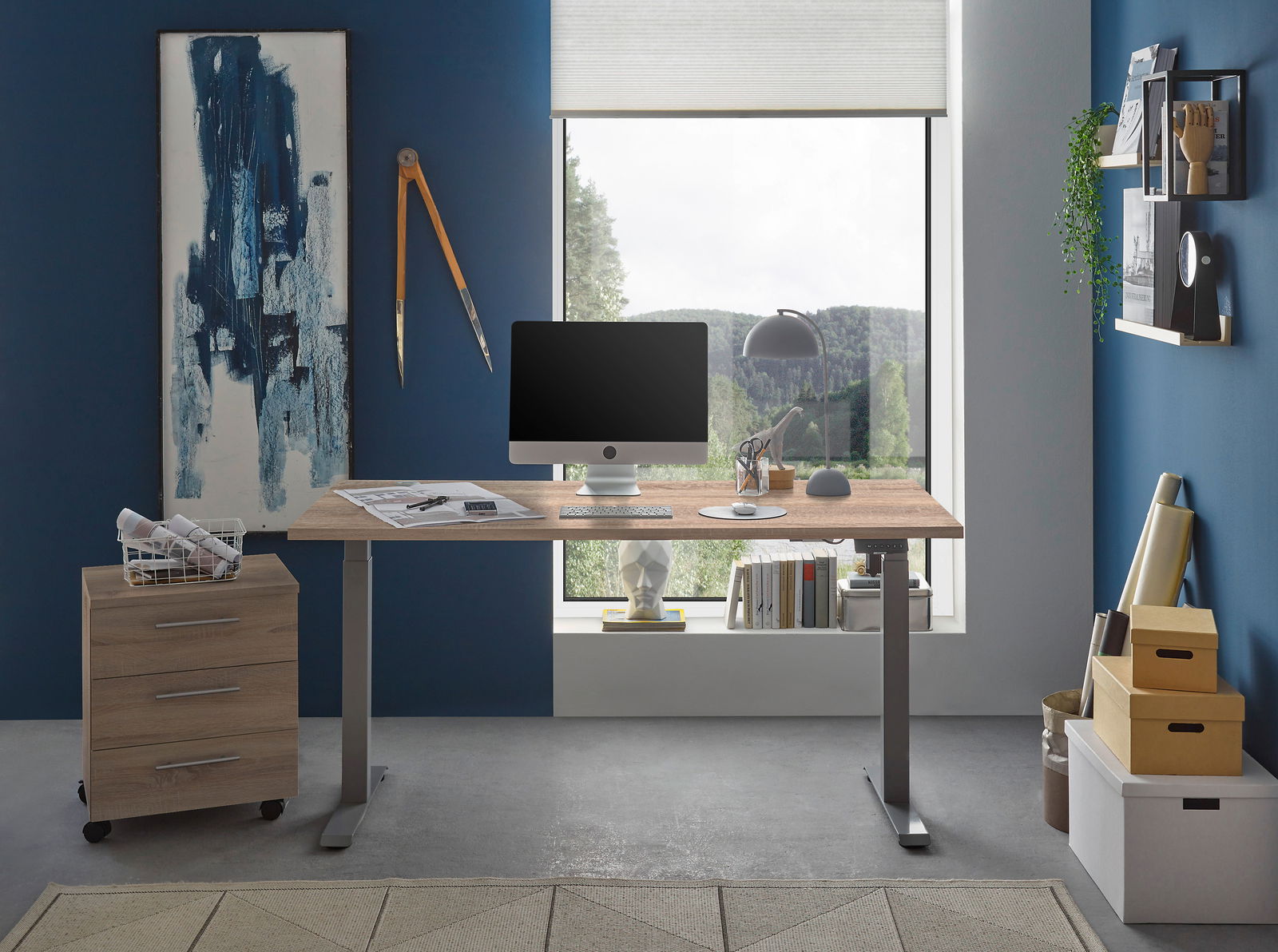 Moderner E-Schreibtisch in einem stilvollen Büro mit Blick auf die Natur durch ein großes Fenster. Der Schreibtisch ist aus Holz mit Metallbeinen und bietet Platz für einen Computer und Schreibtischzubehör. Perspektive: Frontalansicht.