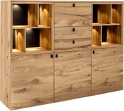 Massief houten opbergkast/dressoir met open vakken met verlichting, drie laden en drie kastdeuren met zwarte grepen, getoond in frontaal aanzicht