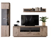 Wohnwand-Set im Eiche-Look mit hoher Vitrine mit Glastür, TV-Lowboard mit schwarzen Fronten und Wandregal, frontal aus der Vorderansicht auf weißem Hintergrund