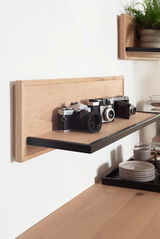 Wandregal aus Holz mit schwarzer Ablage, seitliche Perspektive, dekoriert mit Vintage-Kameras.