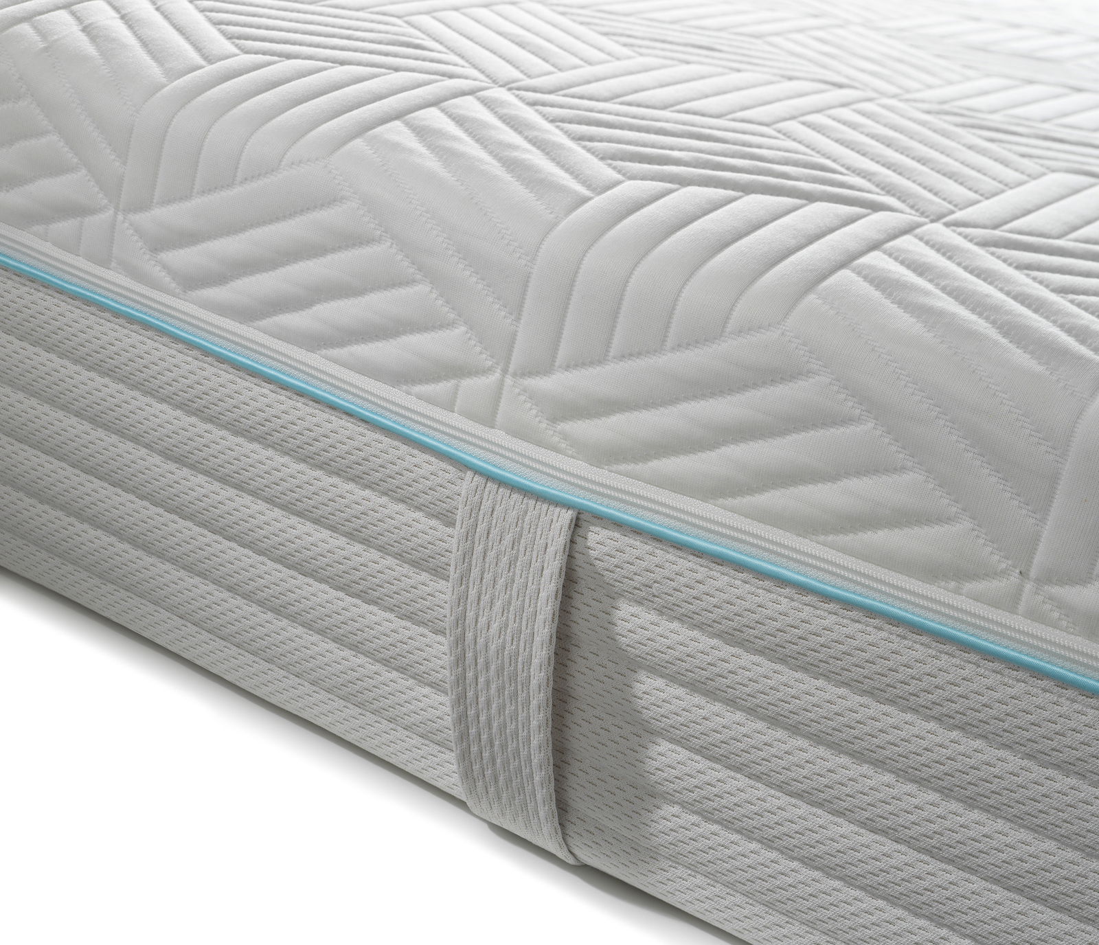 Nahaufnahme einer Gel-Kaltschaummatratze mit gestepptem Muster und blauer Zierleiste, seitliche Perspektive