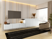 Modernes TV-Hängelowboard in Weiß, montiert an einer stilvoll gestalteten Wand mit dekorativen Streifen, seitliche Perspektive.