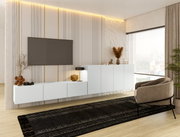 Modern hangend tv-meubel in wit, bevestigd aan een stijlvol vormgegeven muur met decoratieve strepen, gezien vanaf de zijkant.