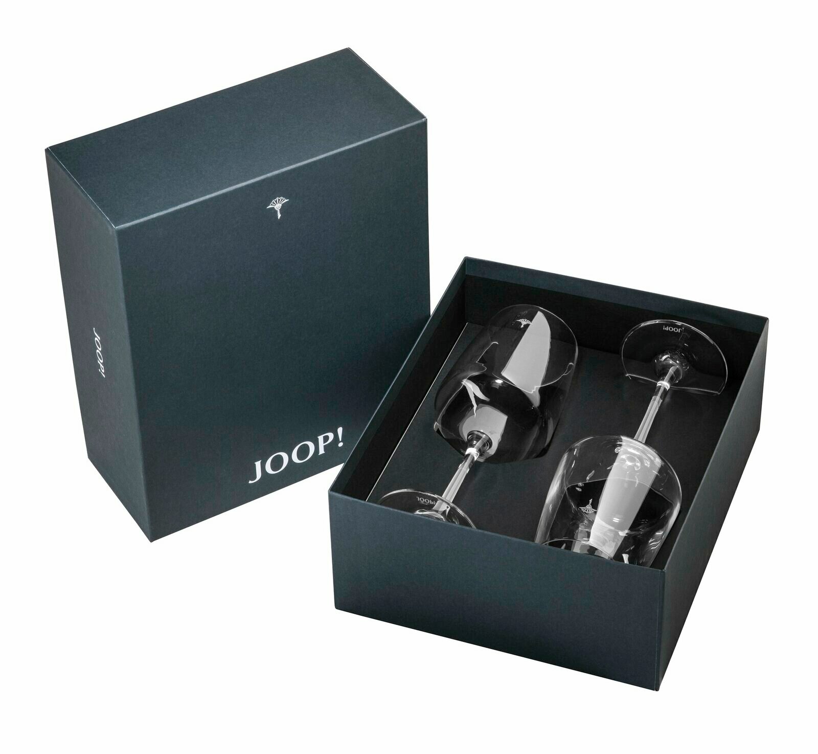 Zwei Weißweingläser in einer eleganten schwarzen Geschenkbox von oben betrachtet.