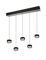 Moderne Pendelleuchte mit fünf kugelförmigen Lampenschirmen, hängend an dünnen Kabeln von einer rechteckigen Deckenhalterung, seitliche Perspektive.