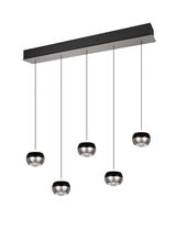 Moderne Pendelleuchte mit fünf kugelförmigen Lampenschirmen, hängend an dünnen Kabeln von einer rechteckigen Deckenhalterung, seitliche Perspektive.