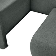 Nahaufnahme einer grauen Recamiere mit strukturiertem Stoffbezug, Blick auf die Ecke der Sitzfläche.