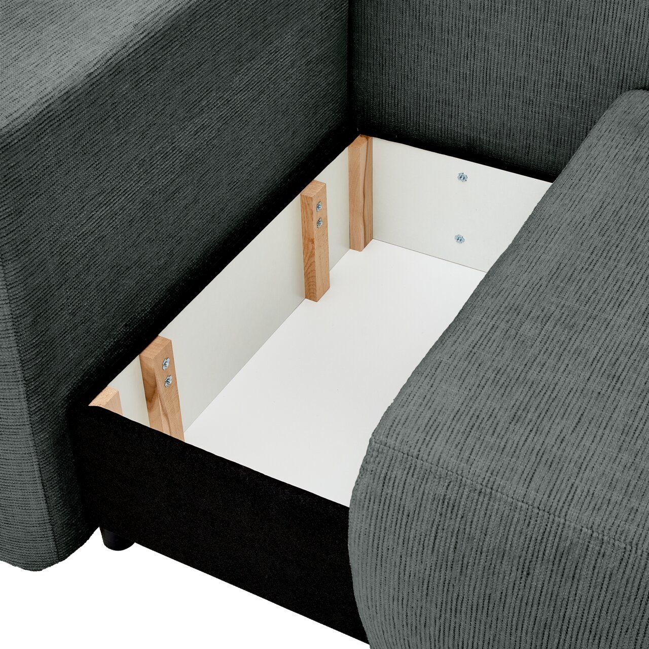 Nahaufnahme einer grauen Recamiere mit strukturiertem Stoffbezug, Blick auf die Ecke der Sitzfläche.